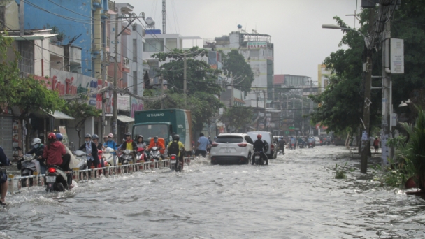 TP.HCM: Sau cơn mưa lớn, quận Gò Vấp có thêm nhiều con sông